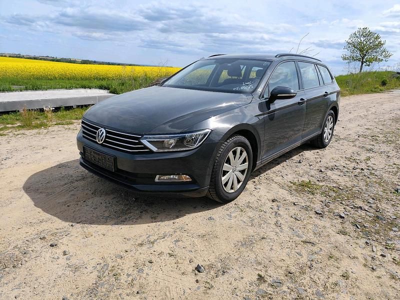Grau Gebraucht 2017 VW Passat Kombi | 7.700 € (Superpreis) - Bild 1/4