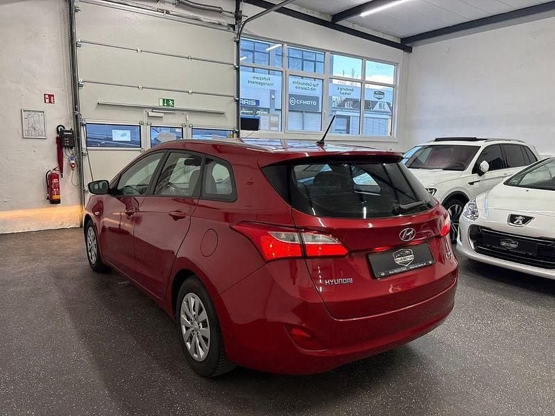 Gebraucht Hyundai i30 Classic 101 PS (74 kW) 2016 Rot Kombi