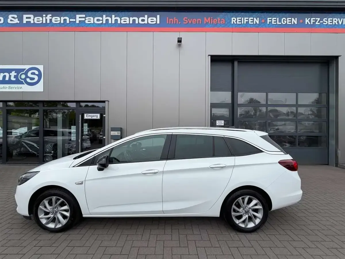 Usata Opel Astra Elegance 131 CV (96 kW) 2022 Bianco Utilitaria
