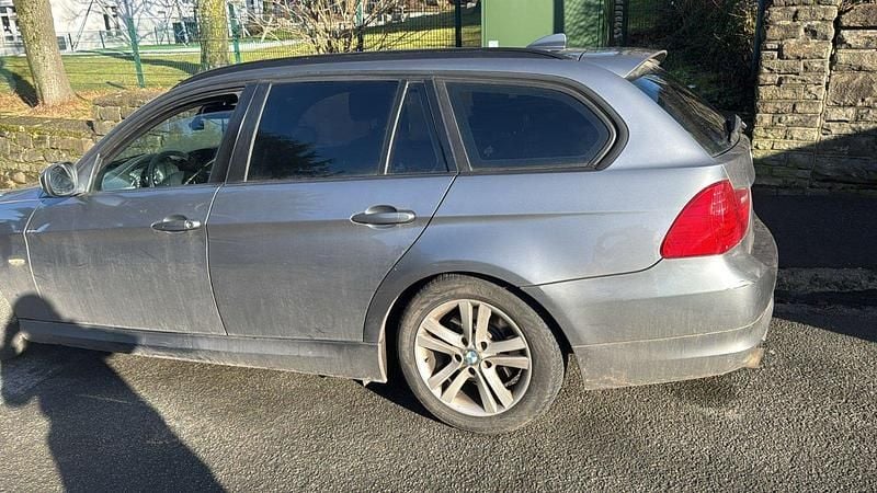 Gebraucht BMW 318 143 PS (105 kW) 2010 Grau Kombi