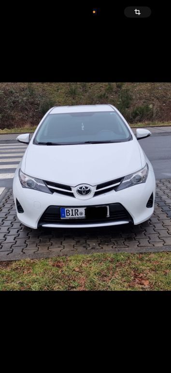 Weiß Gebraucht 2014 Toyota Auris Cool Limousine | 6.500 € (Fairer Preis) - Bild 1/4