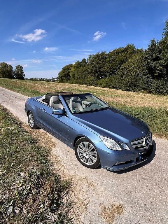 Blau Gebraucht 2010 Mercedes E250 Elegance Cabrio | 15.900 € (Fairer Preis) - Bild 1/4