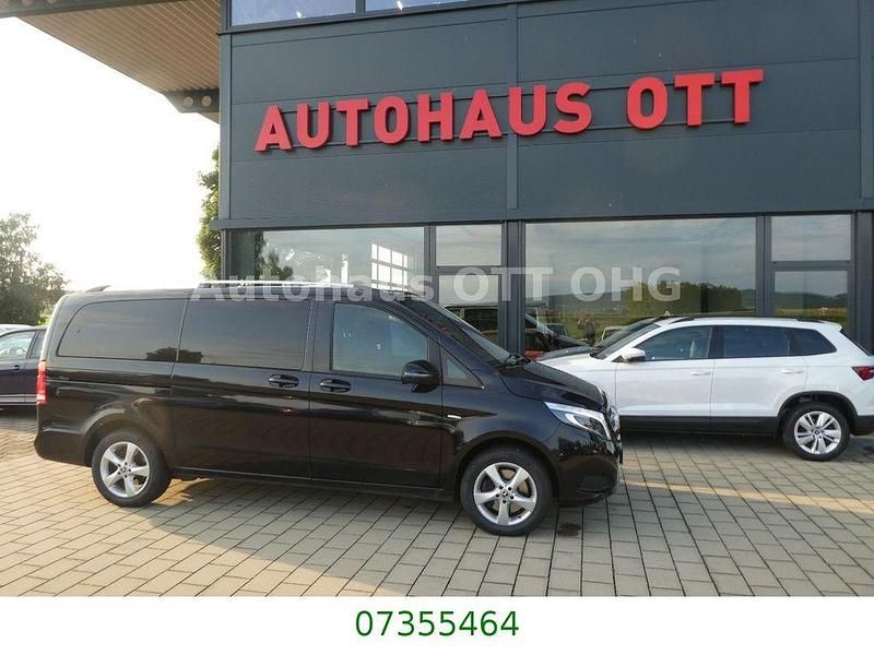 Schwarz Gebraucht 2017 Mercedes V250 Avantgarde Van / Kleinbus | 36.999 € (Etwas zu teuer) - Bild 1/4