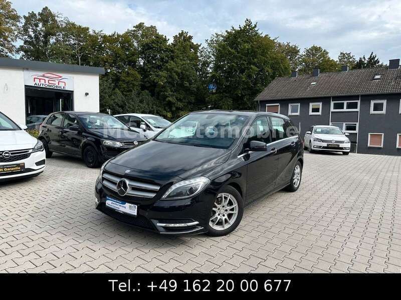 Kosmosschwarz metalliclack Gebraucht 2014 Mercedes B200 Van / Kleinbus | 8.990 € (Fairer Preis) - Bild 1/4