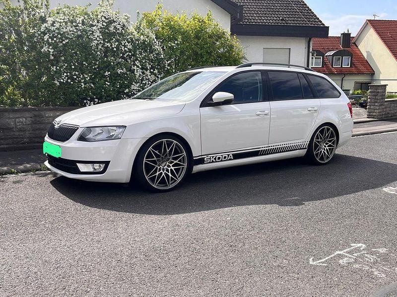 Gebraucht Skoda Octavia Ambition 140 PS (102 kW) 2014 Weiß Kleinwagen