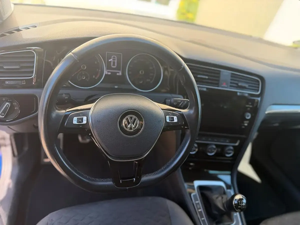 Gebraucht VW Golf VII 110 PS (80 kW) 2018 Blau Limousine