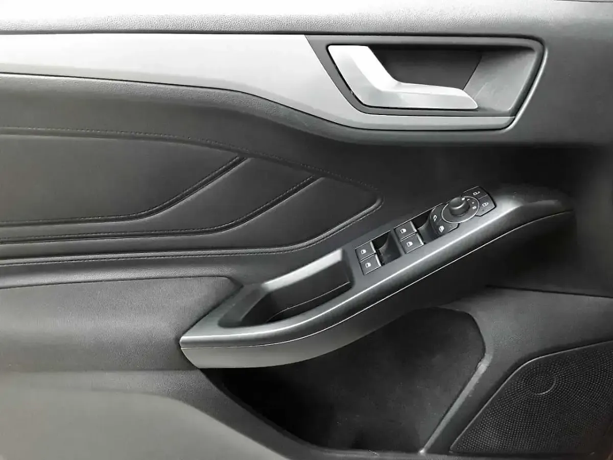 Gebraucht Ford Focus Titanium 120 PS (88 kW) 2022 Grau Kombi