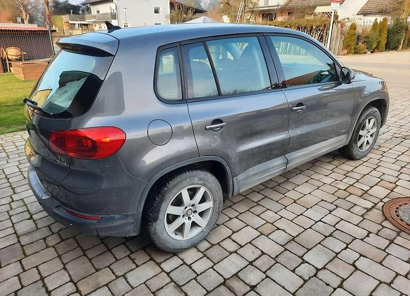 Gebraucht VW Tiguan Trendline 122 PS (89 kW) 2012 Grau SUV