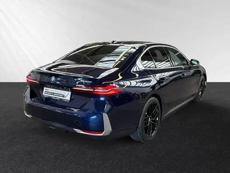 Gebraucht BMW 550e Performance 489 PS (359 kW) 2024 Bmw individual tansanitblau metallic Limousine