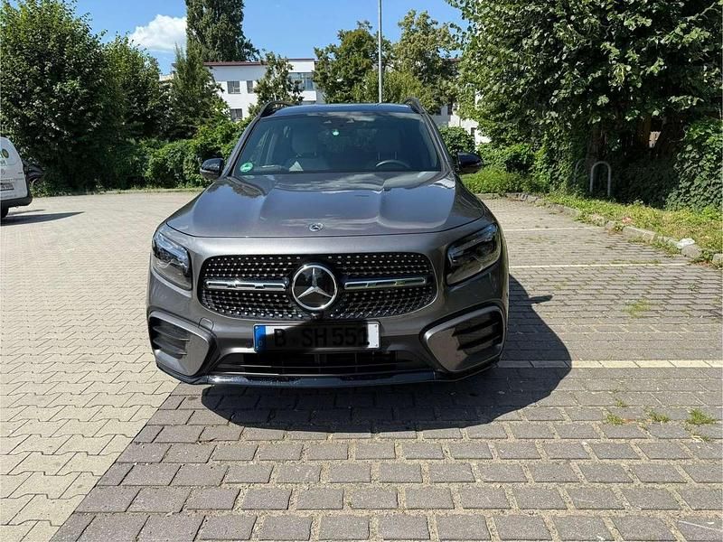 Grau Gebraucht 2024 Mercedes GLB200 AMG line SUV | 43.500 € (Fairer Preis) - Bild 1/4