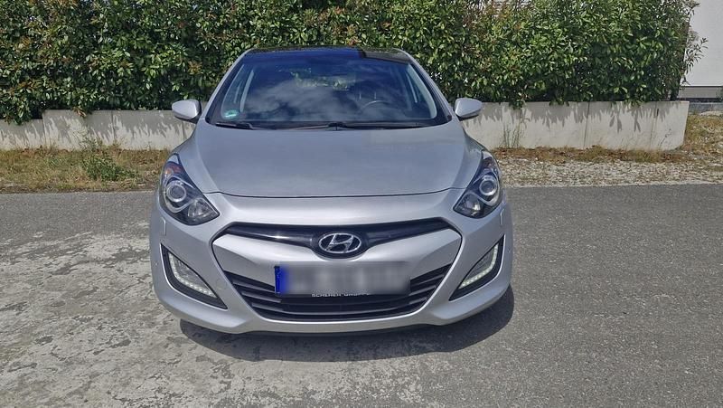 Grau Gebraucht 2014 Hyundai i30 Limousine | 7.600 € (Fairer Preis) - Bild 1/4