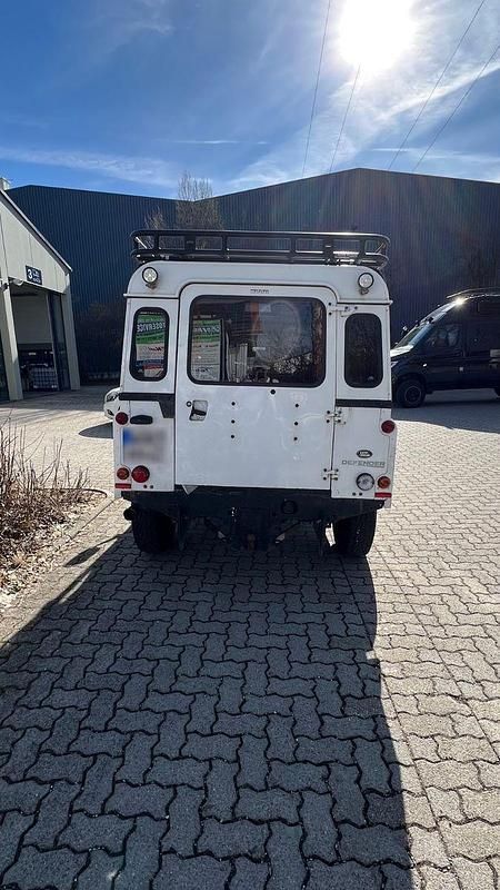 Gebraucht Land Rover Defender 122 PS (89 kW) 2010 Weiß Kombi