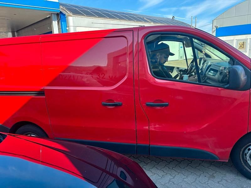 Gebraucht Renault Trafic 115 PS (84 kW) 2014 Rot Van / Kleinbus