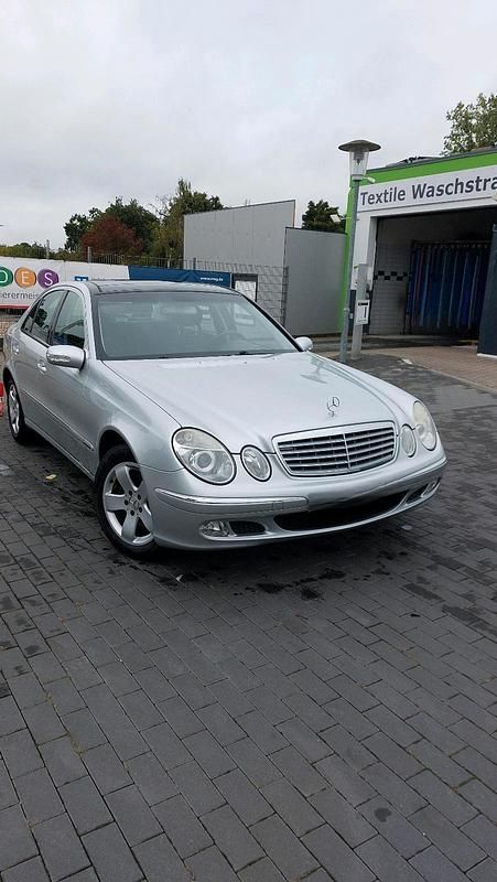 Silber Gebraucht 2002 Mercedes E220 Limousine | 7.900 € (Teuer) - Bild 1/4