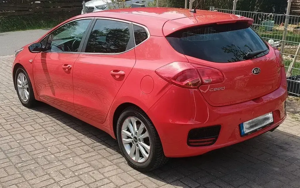 Używany Kia Ceed 101 KM (74 kW) 2017 Czerwony Hatchback