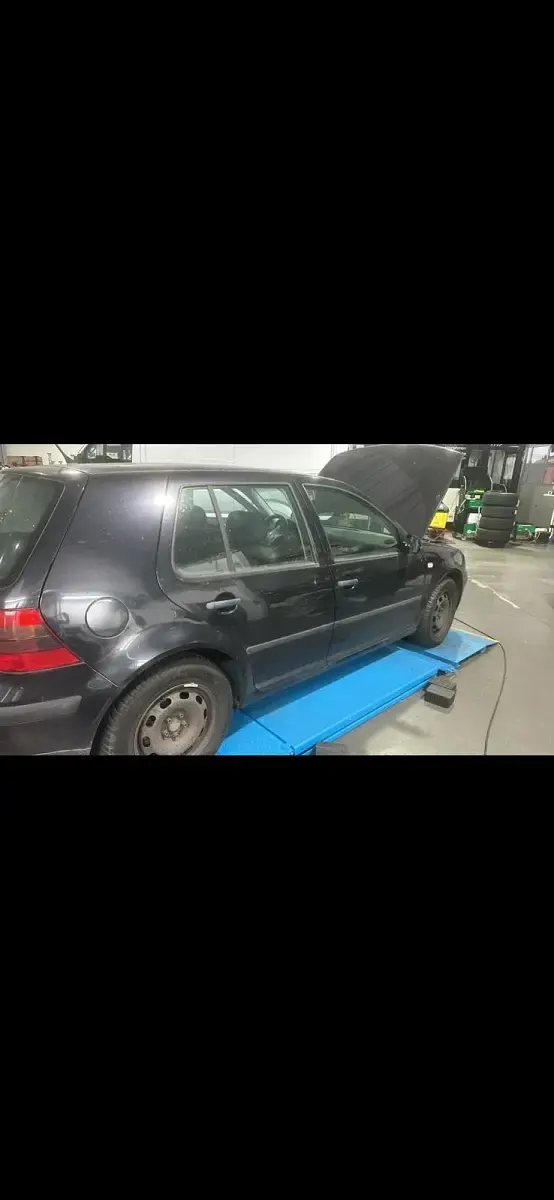 Second-hand VW Golf IV 100 CP (73 kW) 2002 Negru Hatchback