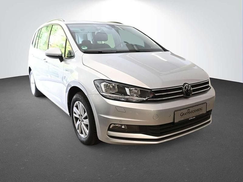 Silber Gebraucht 2024 VW Touran Comfortline Van / Kleinbus | 34.880 € (Etwas zu teuer) - Bild 1/4