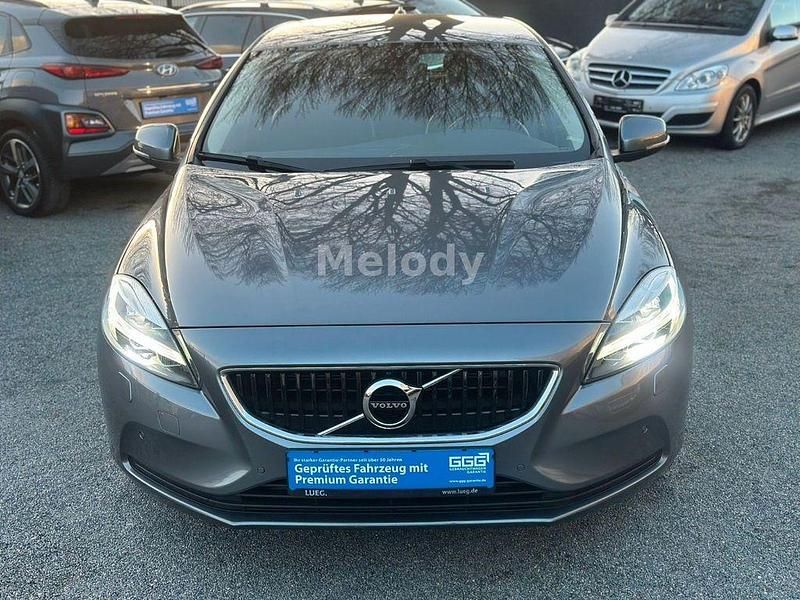 Gebraucht Volvo V40 Momentum 122 PS (89 kW) 2018 Grau Limousine