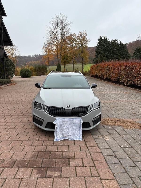 Grau Gebraucht 2018 Skoda Octavia RS Kombi | 15.500 € (Fairer Preis) - Bild 1/4