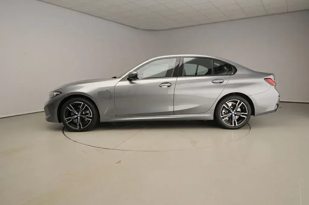 Gebraucht BMW 320e M Sport 204 PS (150 kW) 2024 Grau Limousine
