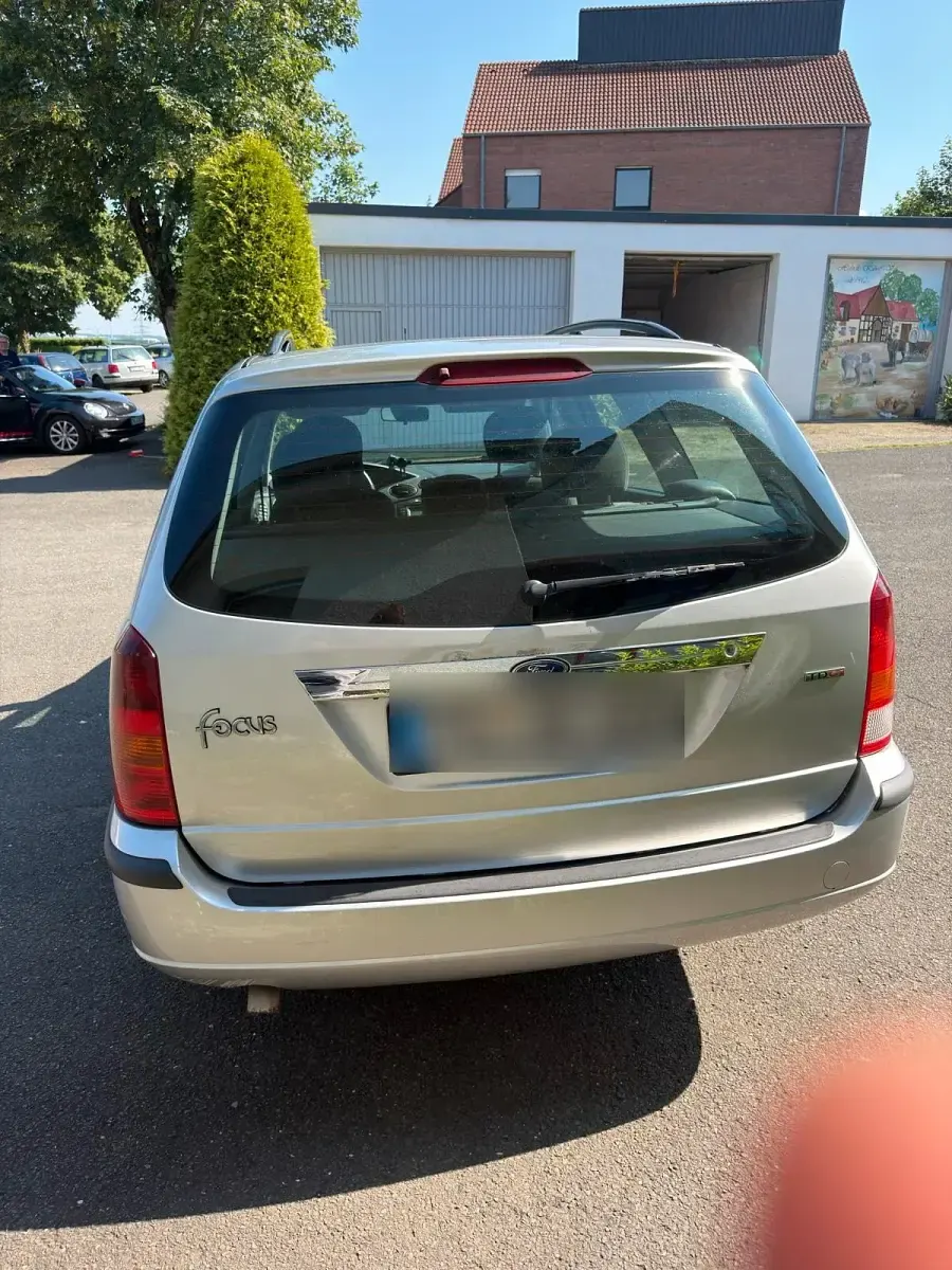 Gebraucht Ford Focus 115 PS (84 kW) 2002 Silber Kombi