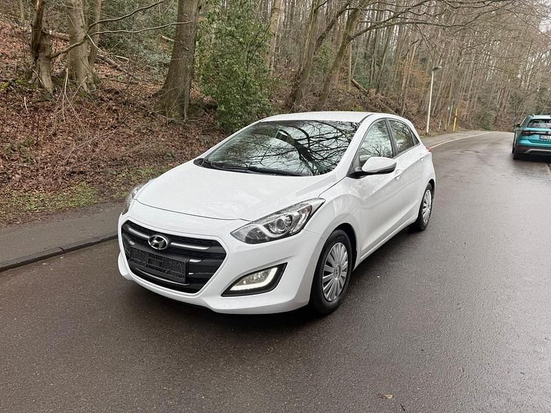 Gebraucht Hyundai i30 101 PS (74 kW) 2017 Weiß Limousine