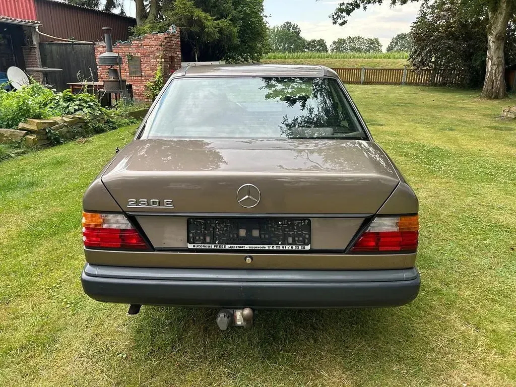 Gebraucht Mercedes 230 132 PS (97 kW) 1988 Braun Limousine