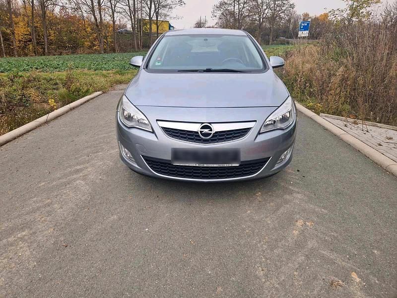 Grau Gebraucht 2012 Opel Astra Kleinwagen | 3.200 € (Fairer Preis) - Bild 1/4