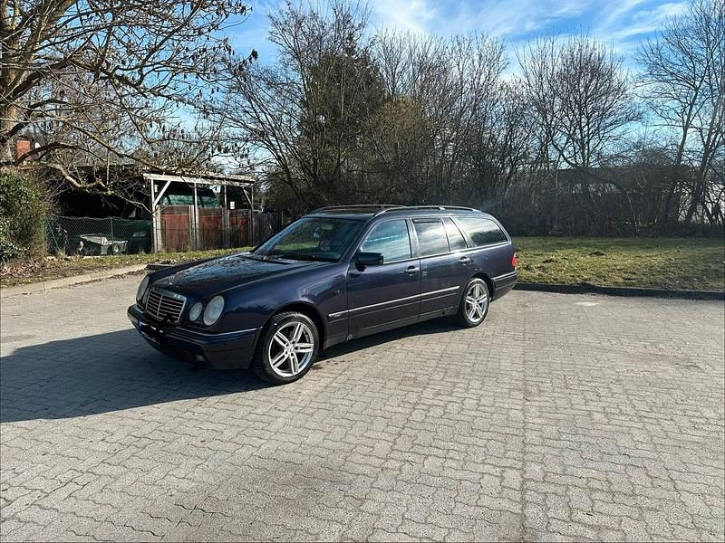 Gebraucht Mercedes E280 204 PS (150 kW) 1999 Violet Kombi