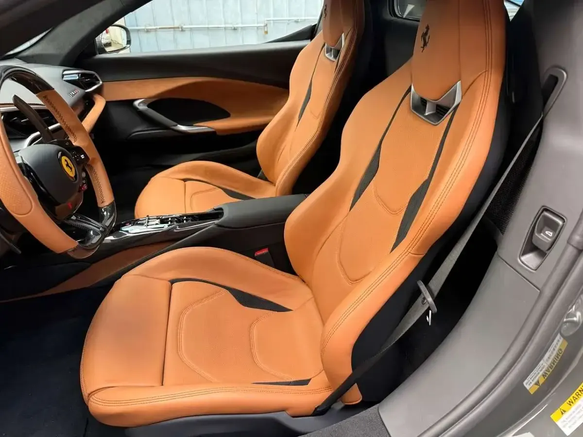 Nouă Ferrari 296 829 CP (609 kW) 2026 Gri Cabrio