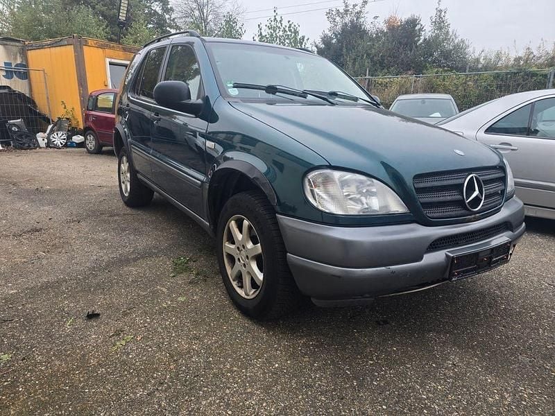 Gebraucht Mercedes ML320 218 PS (160 kW) 1998 Schwarz SUV