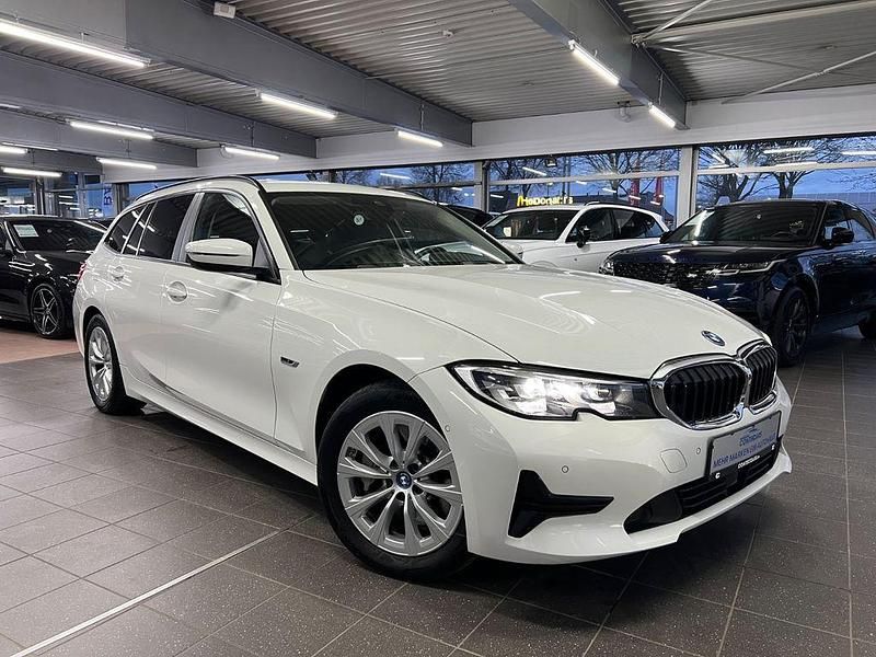 Gebraucht BMW 330e Sport Line 252 PS (185 kW) 2022 Weiß Kombi