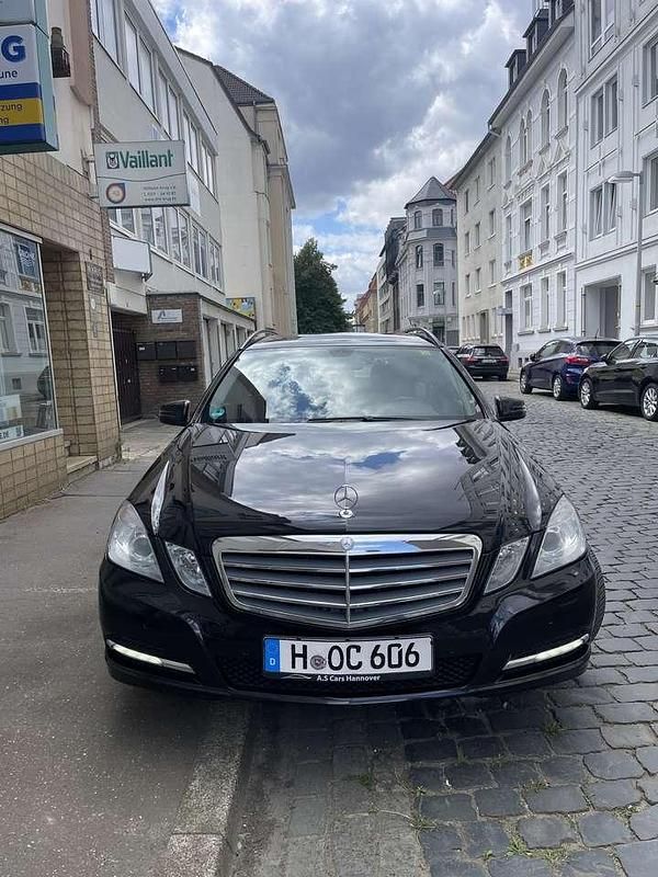 Gebraucht 2011 Mercedes E200 Avantgarde Kombi | 6.800 € (Superpreis) - Bild 1/4