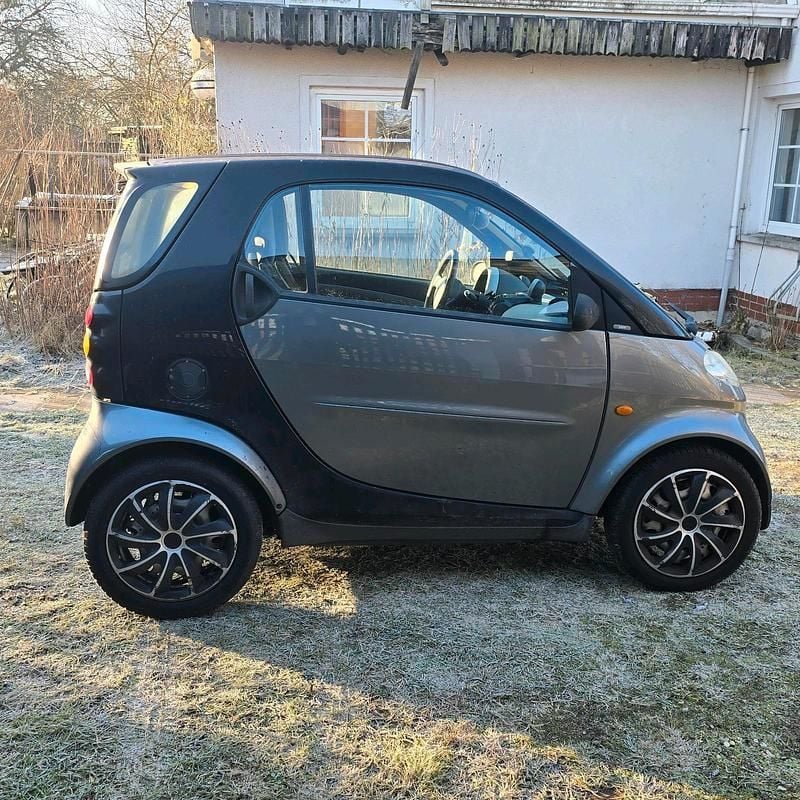 Grau Gebraucht 2001 Smart ForTwo Coupé Coupé | 1.100 € (Guter Preis) - Bild 1/4