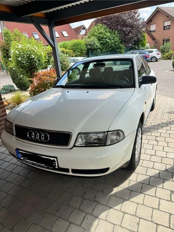 Weiß Gebraucht 1996 Audi A4 Design Limousine | 2.000 € (Fairer Preis) - Bild 1/4
