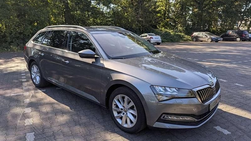 Grau Gebraucht 2023 Skoda Superb Style Kombi | 31.500 € (Superpreis) - Bild 1/4