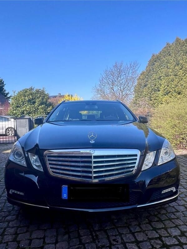 Schwarz Gebraucht 2010 Mercedes E200 Elegance Kombi | 10.250 € (Guter Preis) - Bild 1/4