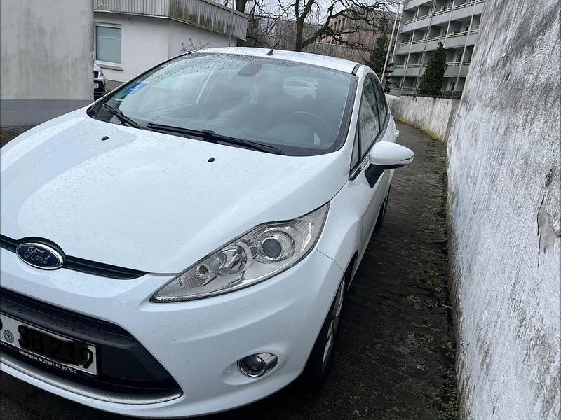 Gebraucht Ford Fiesta 97 PS (71 kW) 2011 Weiß Kleinwagen