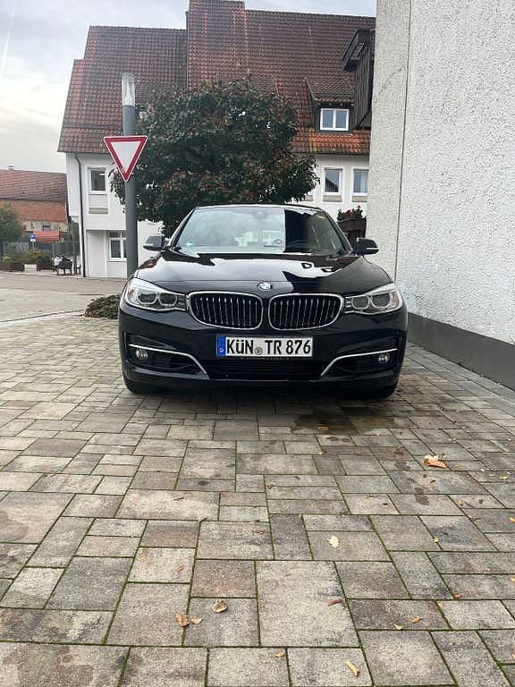 Schwarz Gebraucht 2013 BMW 320 Gran Turismo Luxury Line Limousine | 12.500 € (Fairer Preis) - Bild 1/4