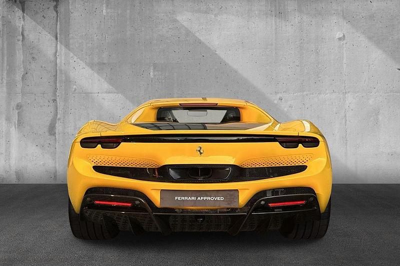 Gebraucht Ferrari 296 829 PS (609 kW) 2024 Giallo modena ds Coupé