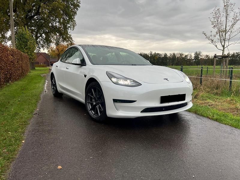Weiß Gebraucht 2021 Tesla Model 3 Standard Range Plus Limousine | 26.480 € (Fairer Preis) - Bild 1/4