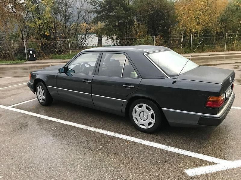 Gebraucht Mercedes 200 75 PS (55 kW) 1992 Schwarz Limousine