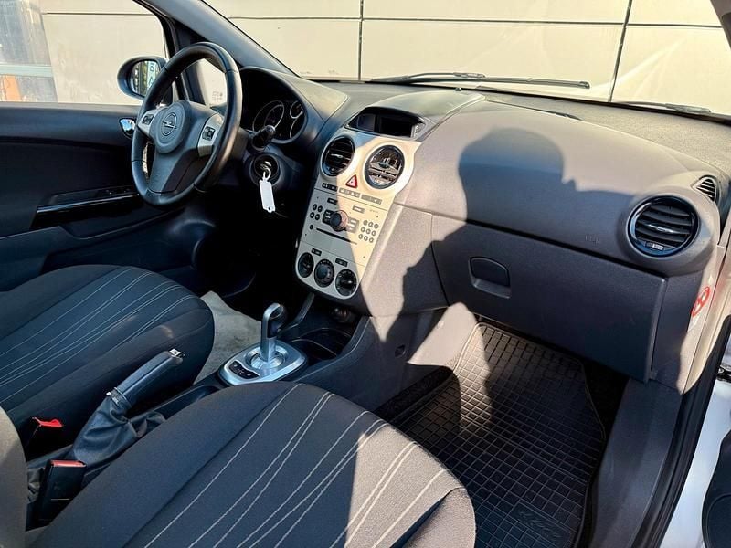 Gebraucht Opel Corsa Edition 90 PS (66 kW) 2008 Silber Kleinwagen
