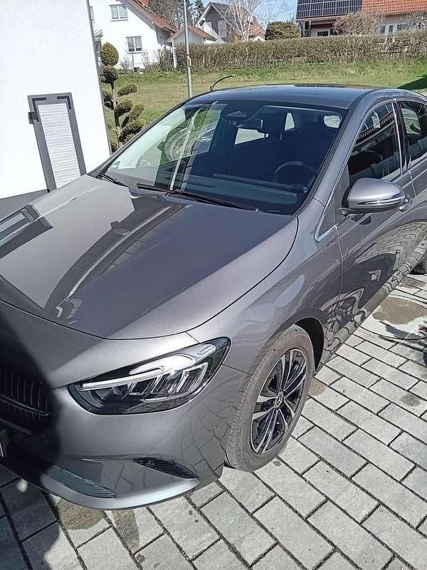 Grau Gebraucht 2023 Mercedes B200 Progressive Van / Kleinbus | 27.900 € (Fairer Preis) - Bild 1/4