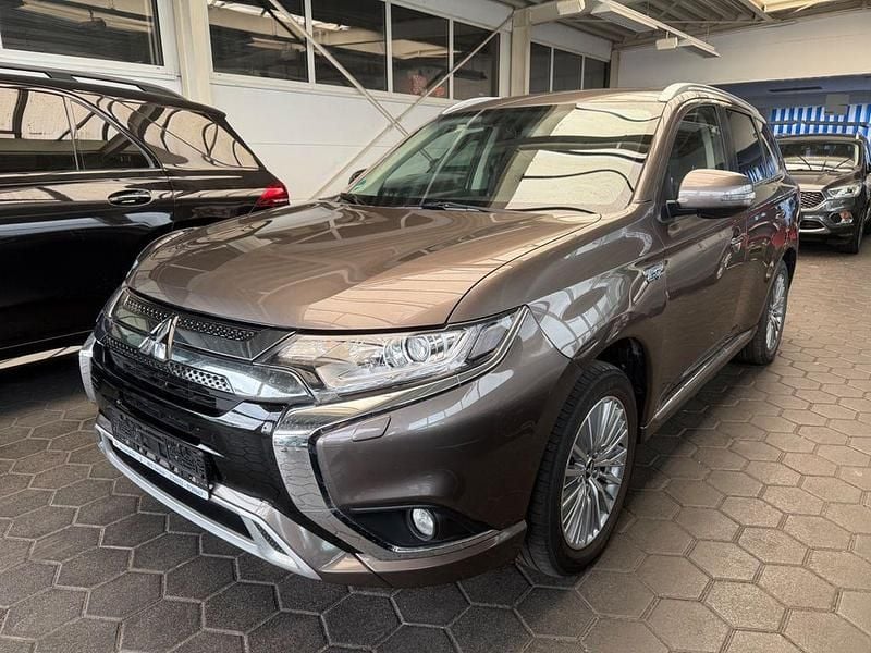 Braun Gebraucht 2020 Mitsubishi Outlander P-HEV Basis SUV | 19.499 € (Superpreis) - Bild 1/4