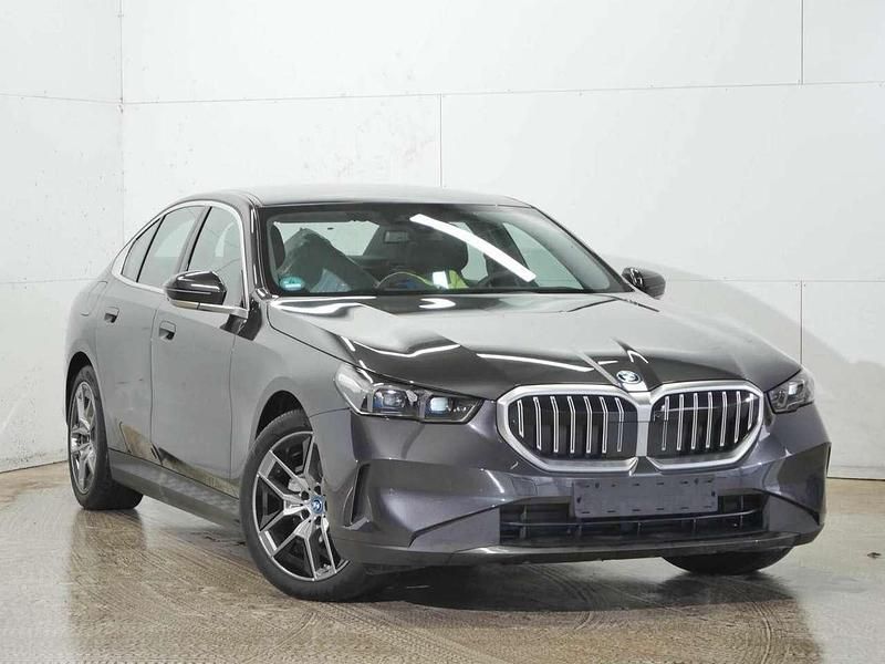 Gebraucht BMW 530e 299 PS (219 kW) 2024 Sophistograu brillanteffekt Limousine