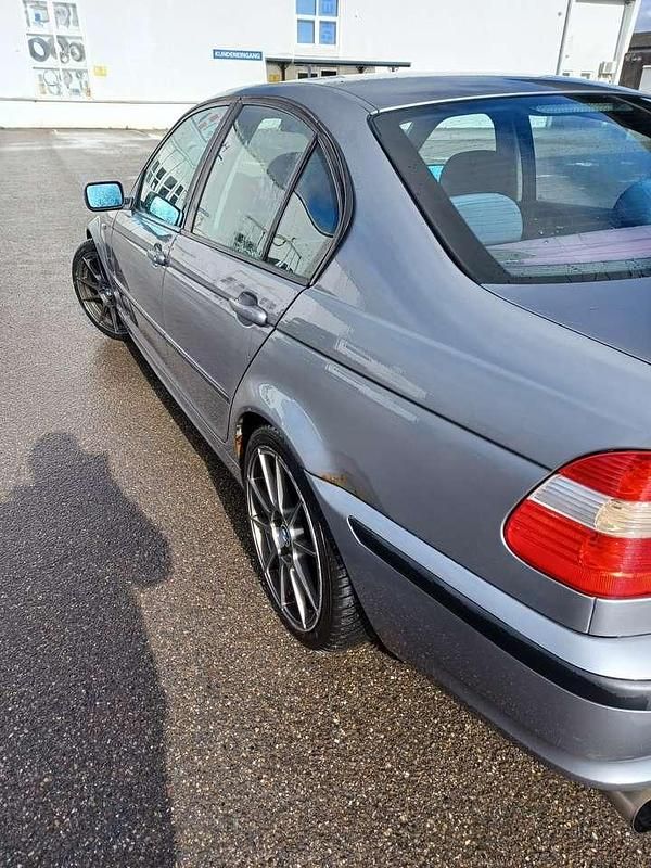Second-hand BMW 318 143 CP (105 kW) 2004 Gri Berlinǎ