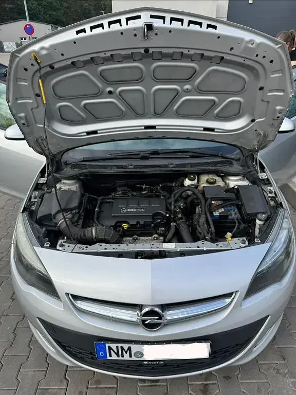 Gebraucht Opel Astra Edition 140 PS (102 kW) 2012 Silber Limousine