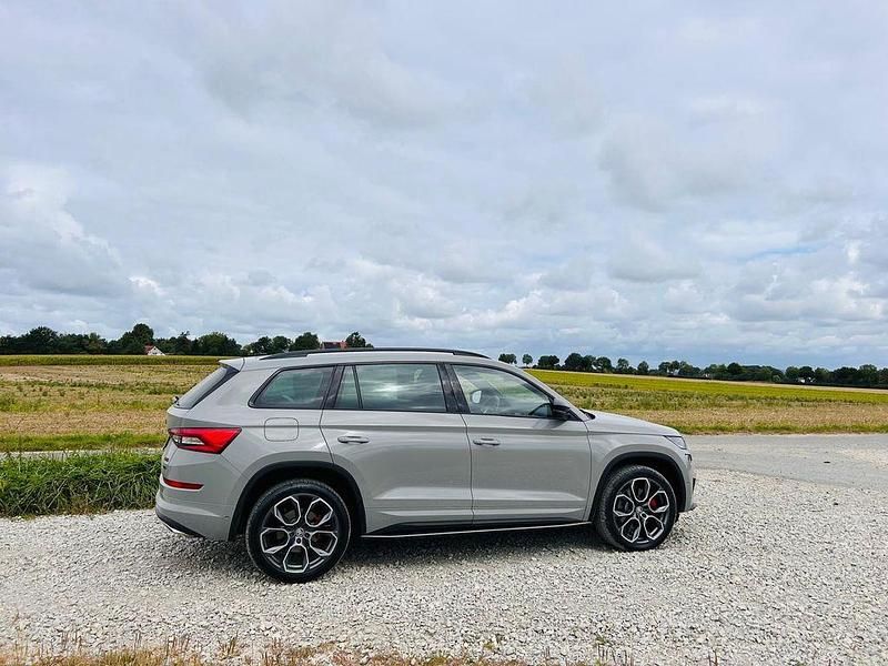 Grau Gebraucht 2020 Skoda Kodiaq RS SUV | 34.700 € (Fairer Preis) - Bild 1/4