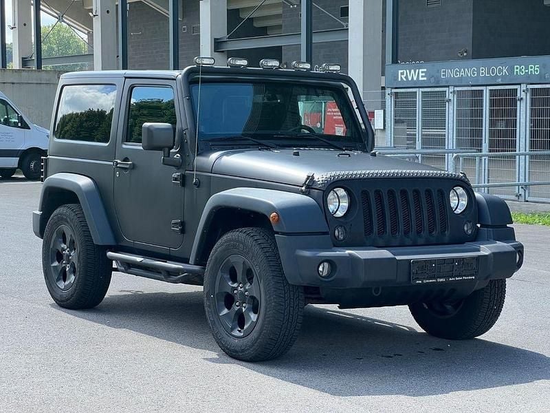 Schwarz Gebraucht 2015 Jeep Wrangler Unlimited Sport SUV | 28.990 € (Fairer Preis) - Bild 1/4